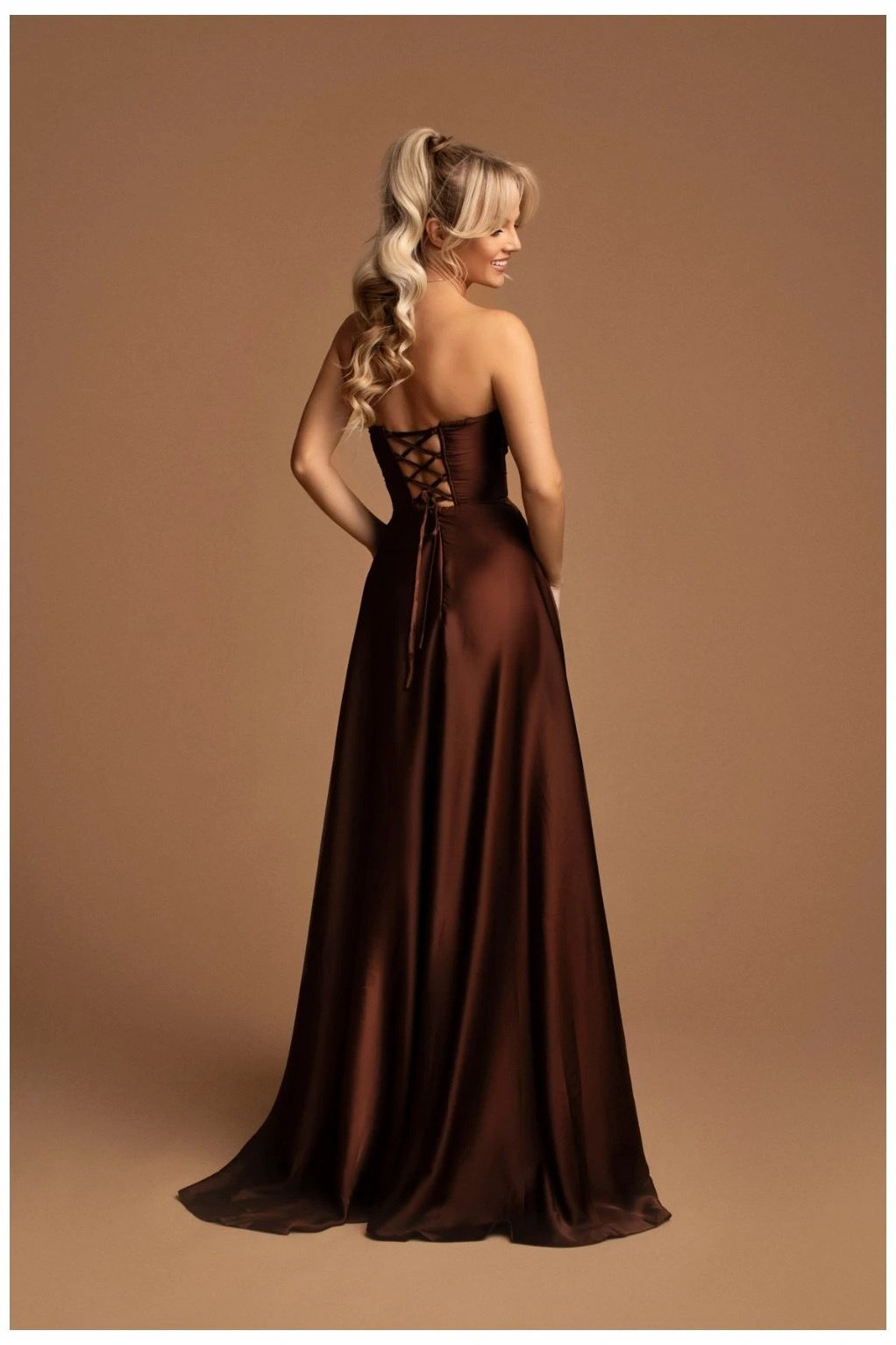Elegancka  MAXI Sukienka satynowa EMMA - czekolada