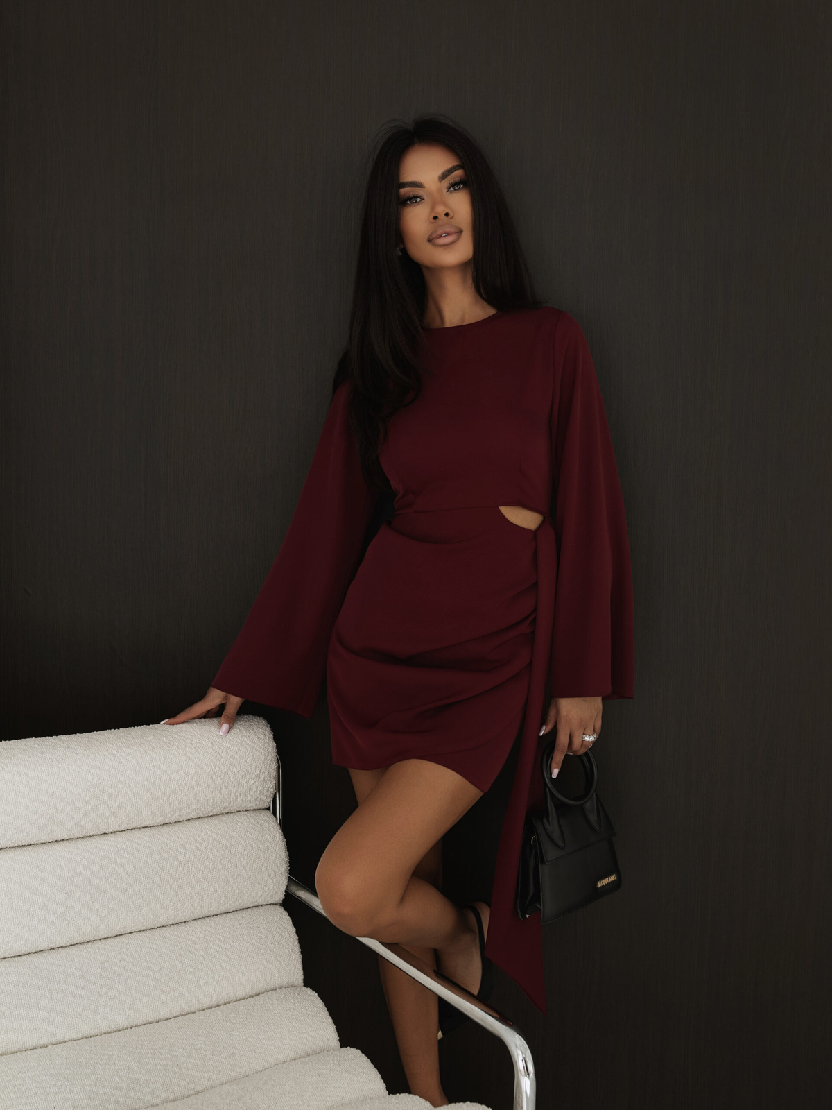 Elegancka sukienka z długą szarfą NOIR – Bordo