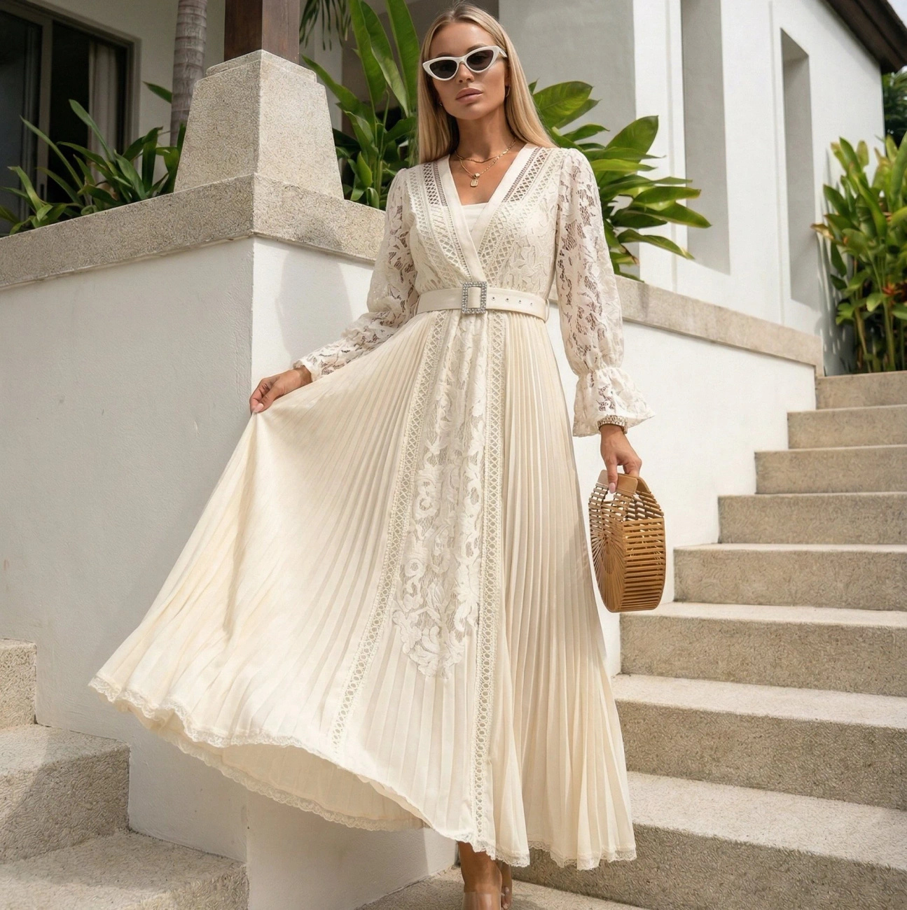 Sukienka Maxi Koronkowa Beżowa Plisowana Elegancka na Wesele Długa z Paskiem