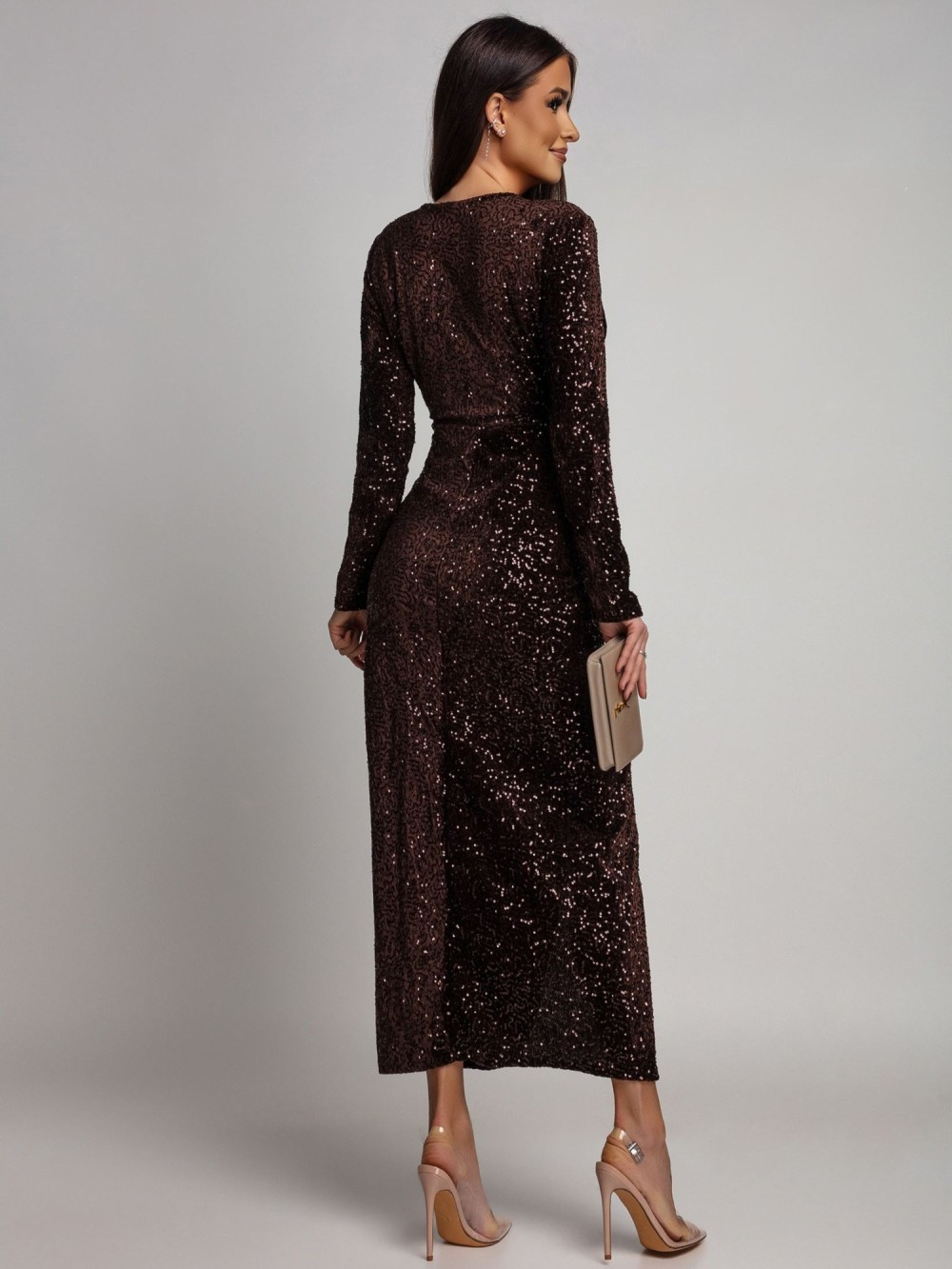 Elegancka Maxi Sukienka Cekinowa Wiola z długim rękawem czekoladowa