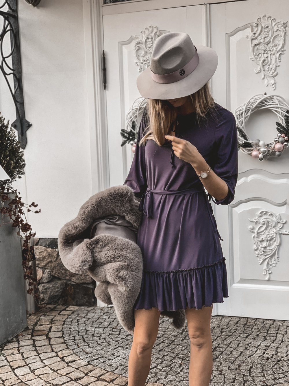 Grafitowa  Roksana Z Falbaną Mini Sukienka Rozkloszowana Na Co Dzień
