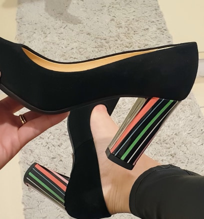 Czarne skórzane czółenka z kolorowym obczasem 