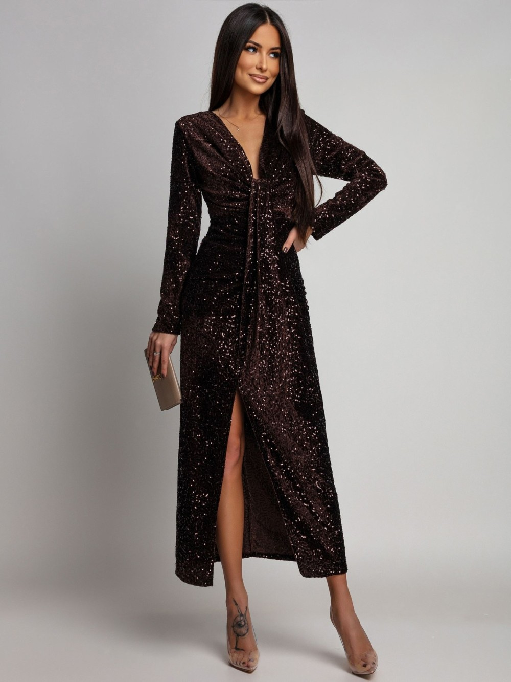 Elegancka Maxi Sukienka Cekinowa Wiola z długim rękawem czekoladowa