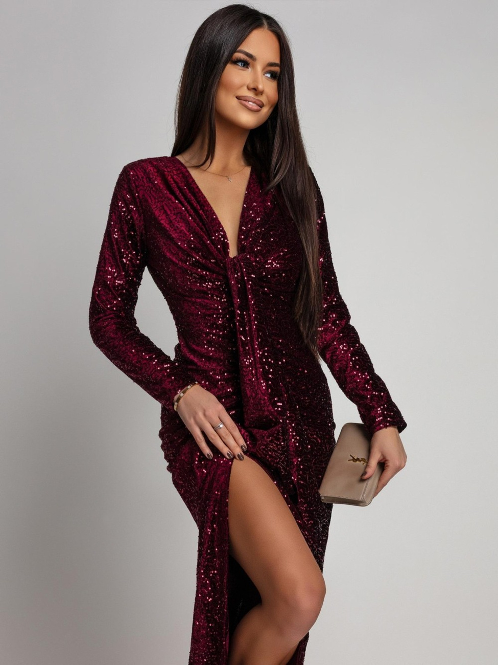 Elegancka Maxi Sukienka Cekinowa Wiola z długim rękawem bordowa