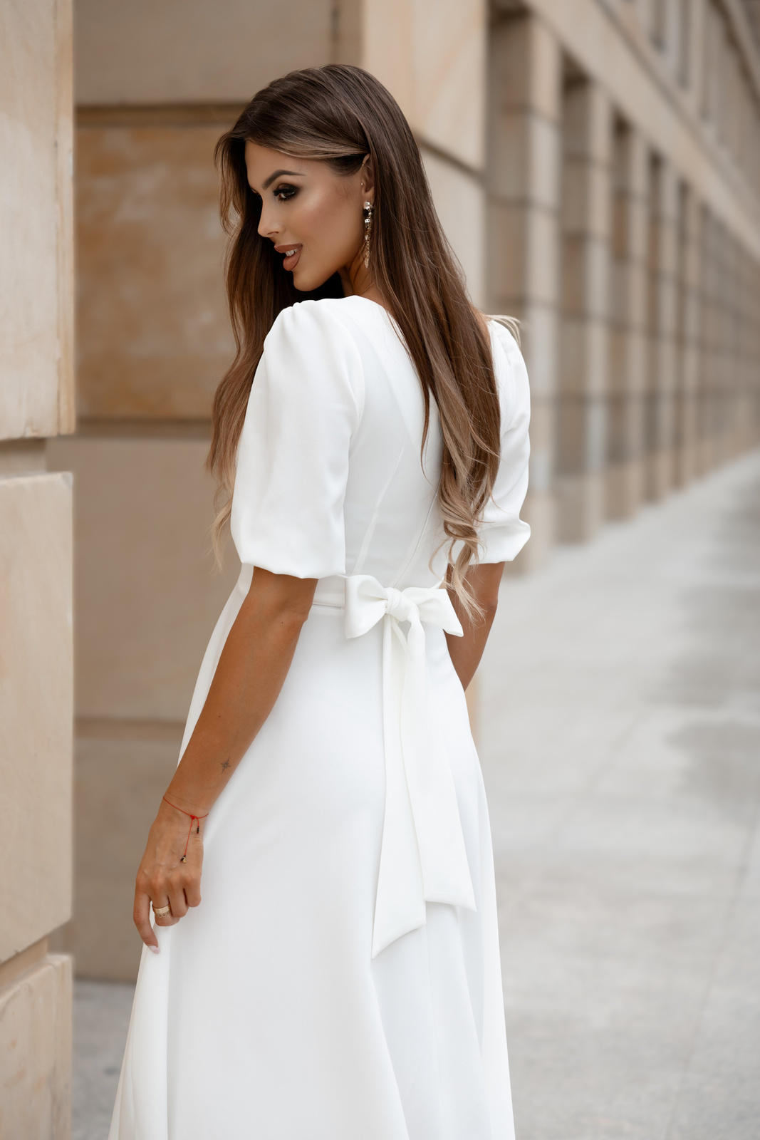 Elegancka midi Sukienka rozkloszowana Carmen biała