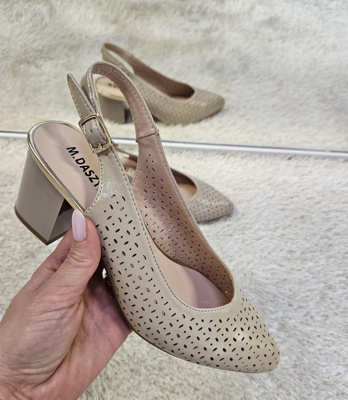 Eleganckie beżowe ażurowe czółenka damskie 