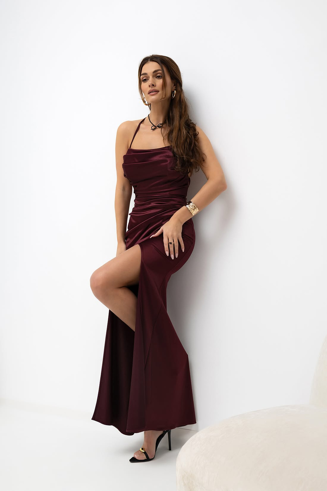 Elegancka dopasowama sukienka maxi Paula satynowa bordowa