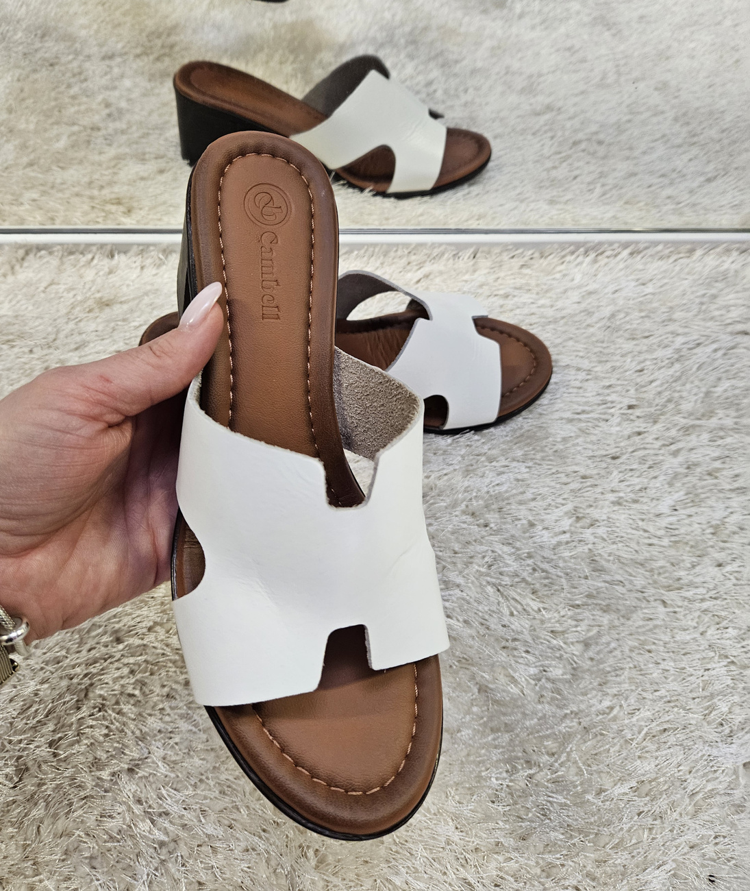 Klapki damskie na obcasie ze skóry naturalnej Olivia białe