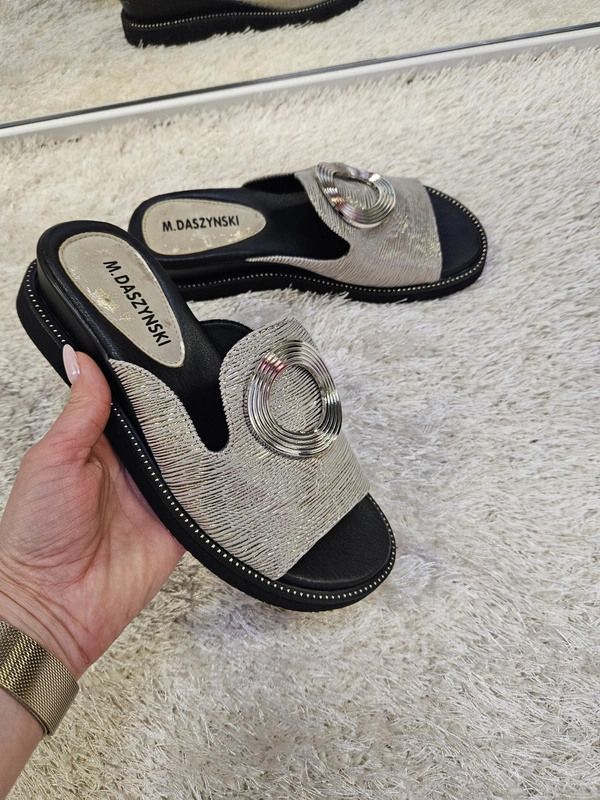 Stylowe srebrne klapki damskie na koturnie