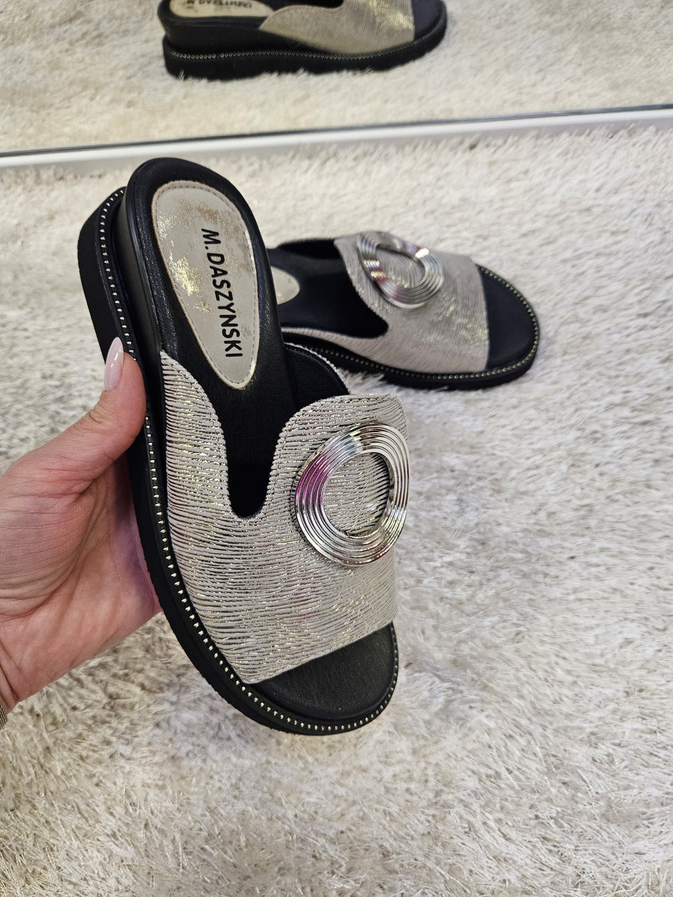 Stylowe srebrne klapki damskie na koturnie