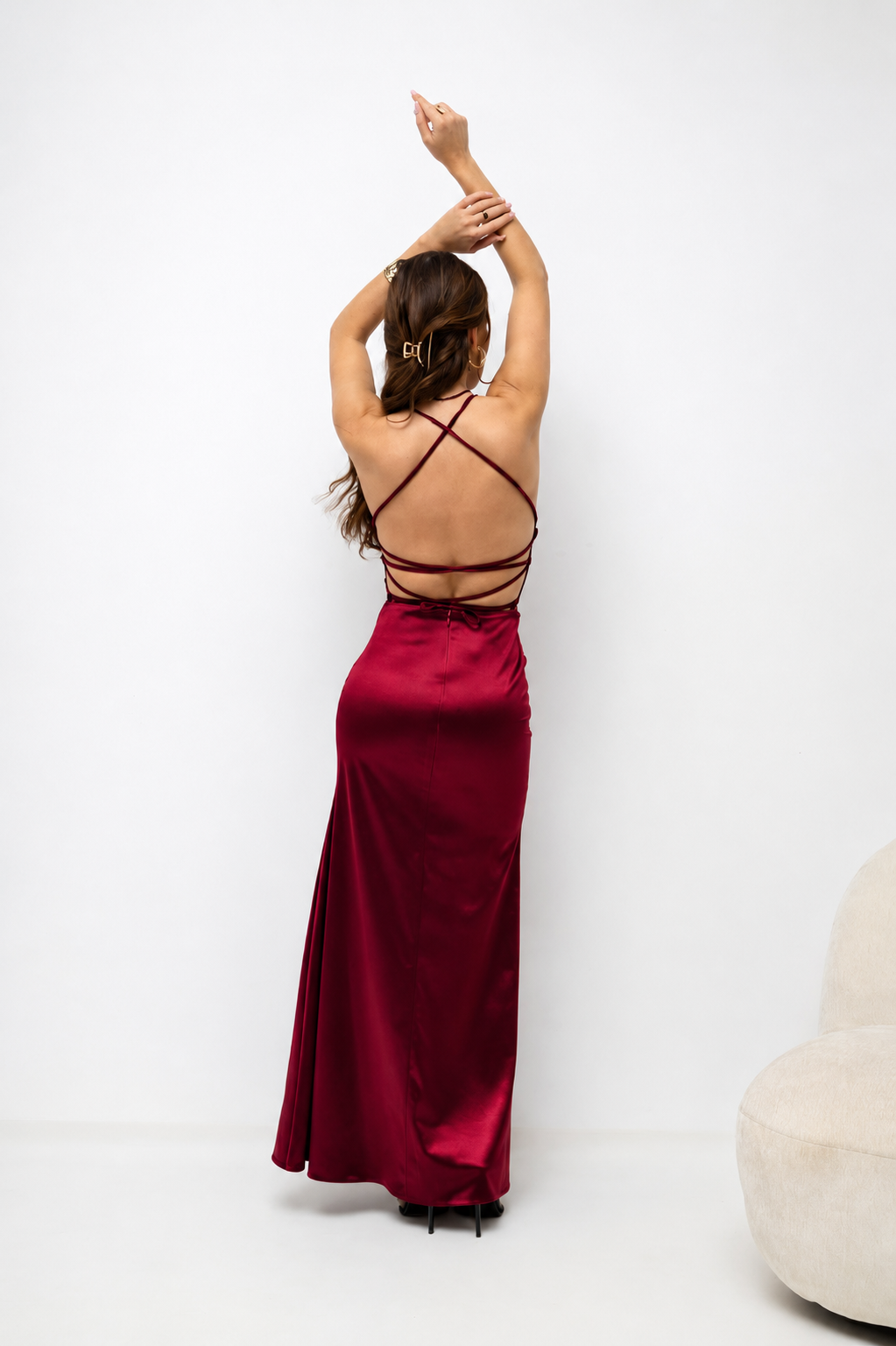 Elegancka dopasowama sukienka maxi Paula satynowa rubin
