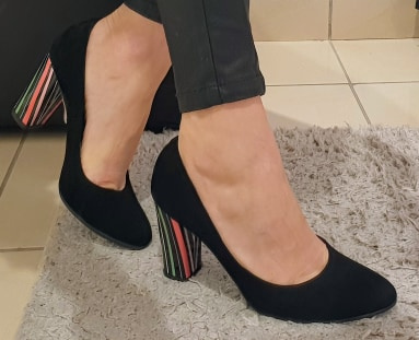 Czarne skórzane czółenka z kolorowym obczasem 