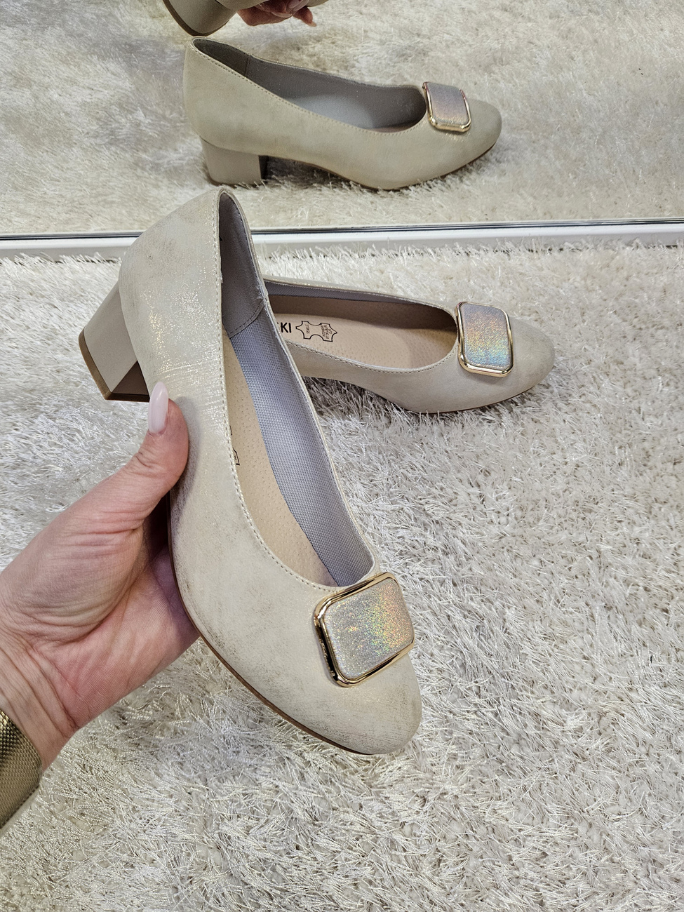 Eleganckie jasnobeżowe damskie czółenka półbuty na klocku Ada