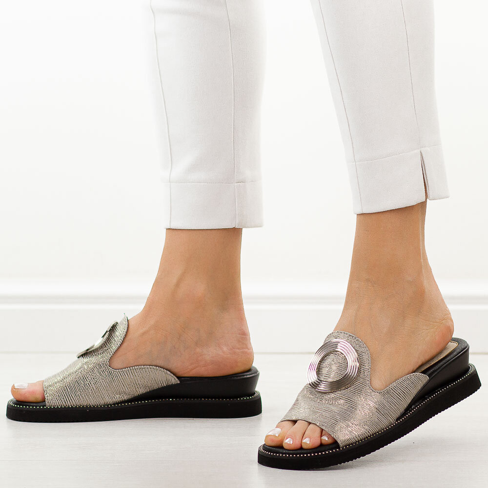 Stylowe srebrne klapki damskie na koturnie