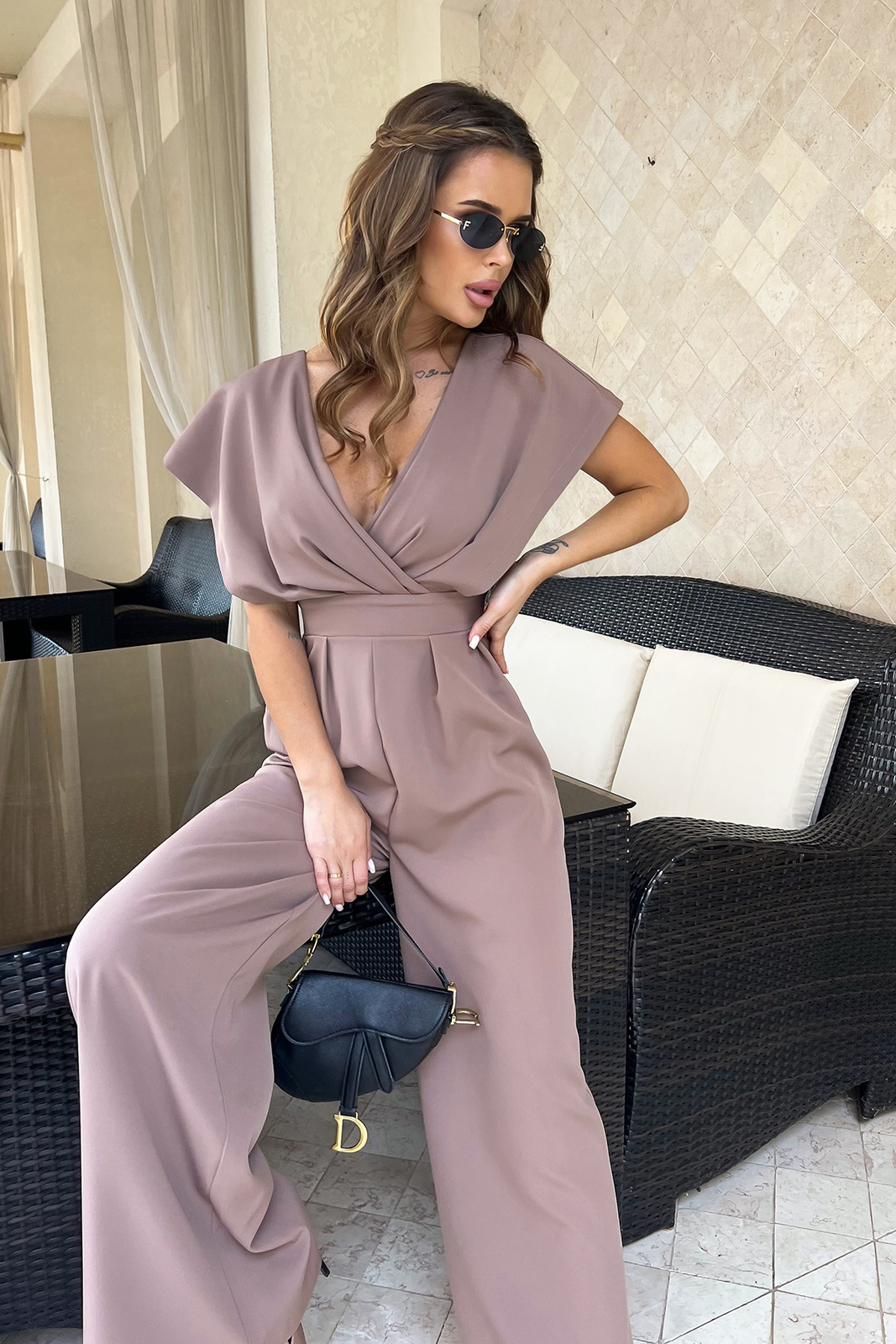 Elegancki KOMBINEZON Z ZAKRYTYMI RAMIONAMI- camel