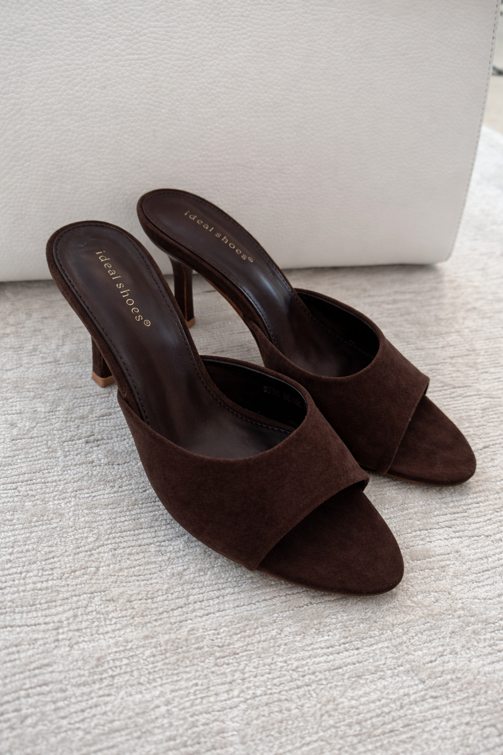 Klapki Camila na obcasie zamszowe czekoladowe