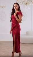 Długa taliowana sukienka Samira bordowa  z rozcięciem odsłaniającym nogę.