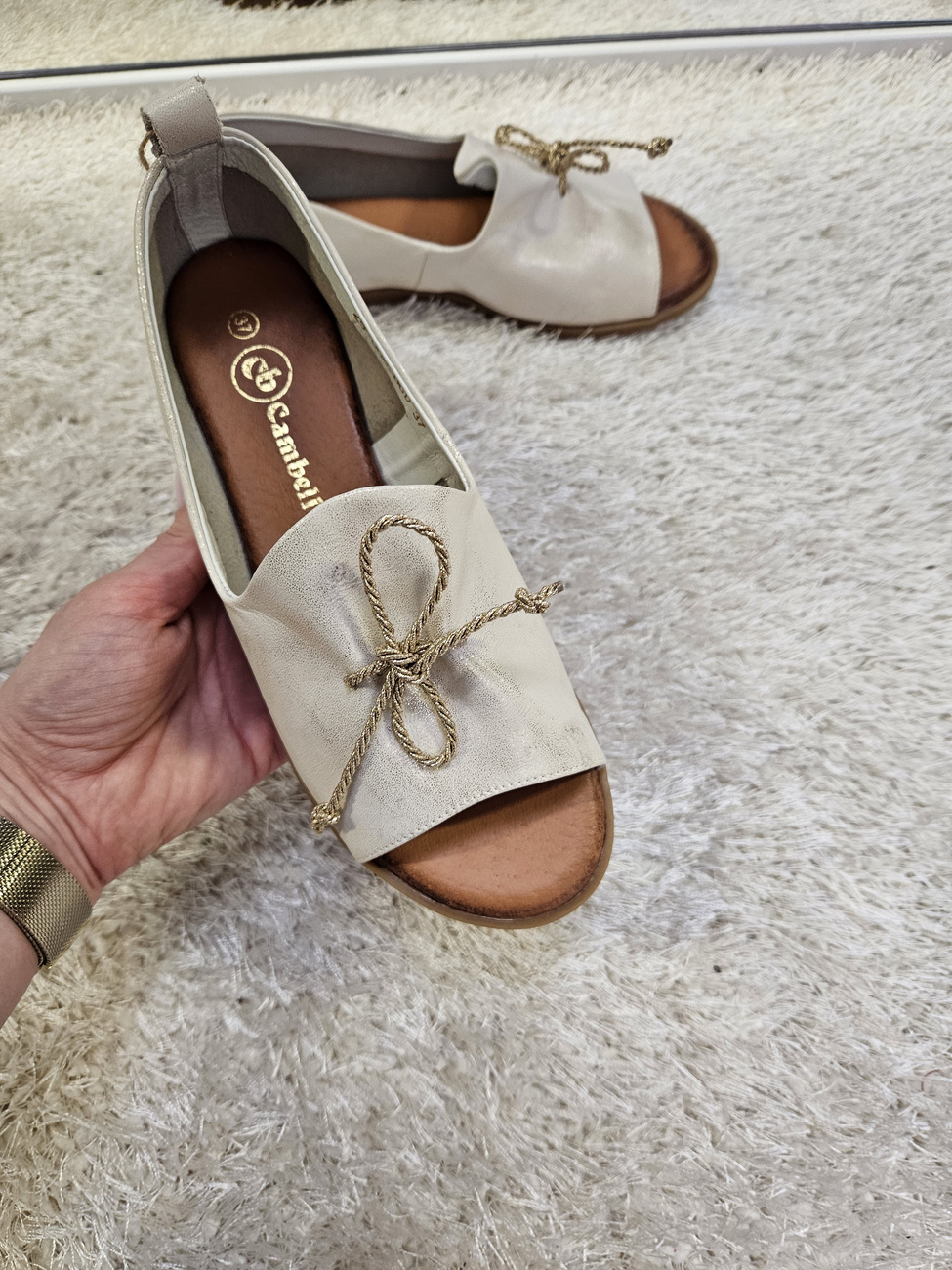 Złote sandały  damskie na płaskim obcasie ze skóry naturalnej