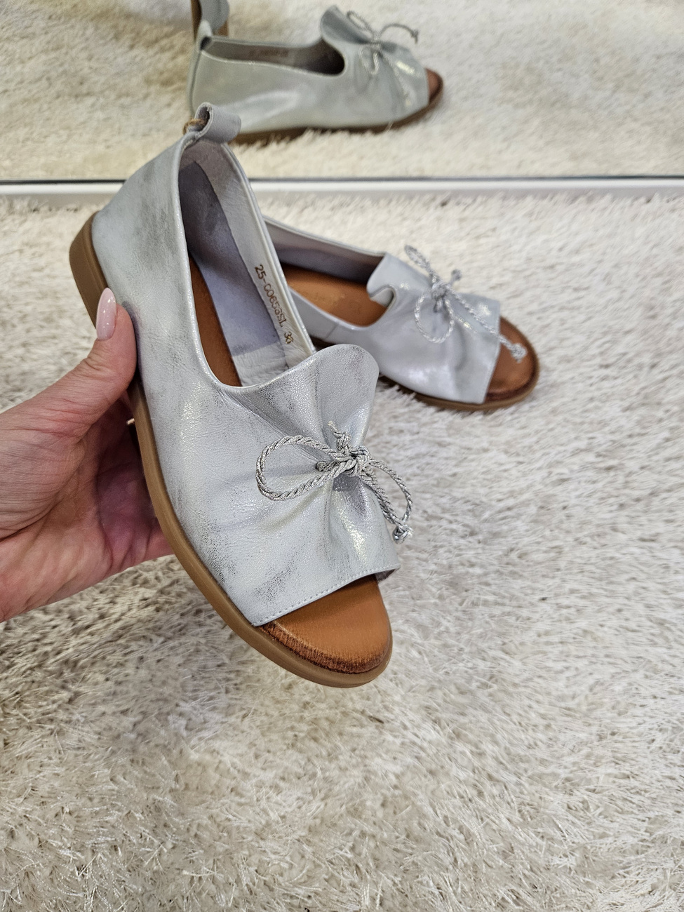 Srebrne sandały  damskie na płaskim obcasie ze skóry naturalnej