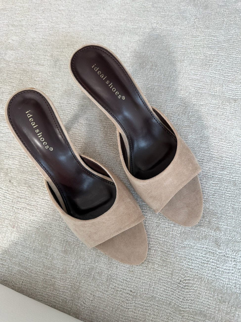 Klapki Camila na obcasie zamszowe jasnobeżowe 