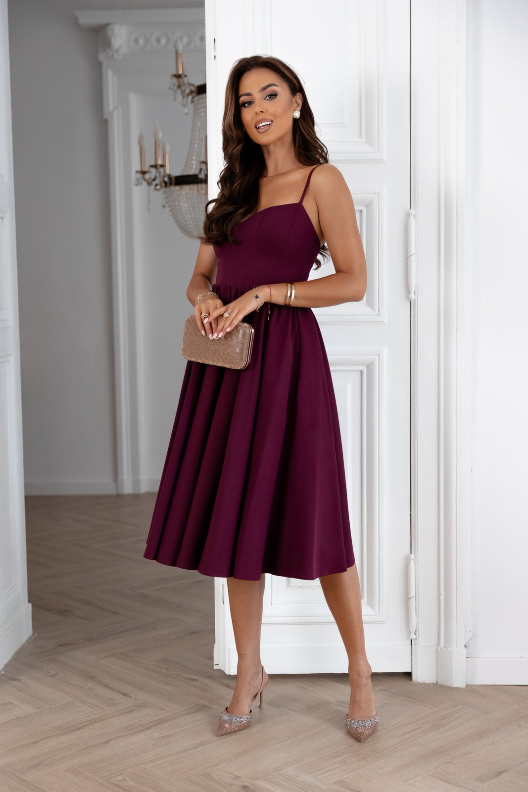 Elegancka midi Sukienka na ramiączkach Chantel burgund