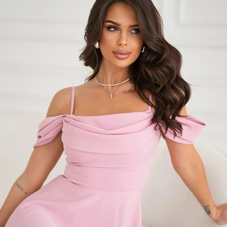 Elegancka Różowa Sukienka Midi na Wesele Studniówkę z Opadającymi Ramionami