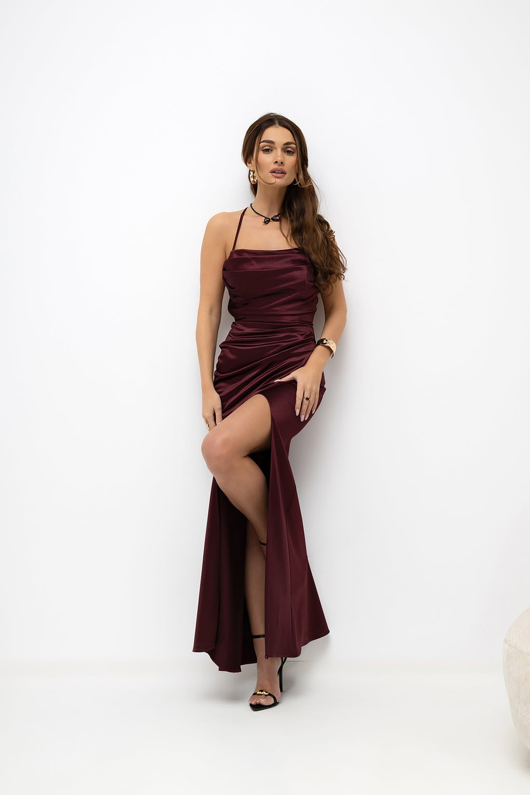 Elegancka dopasowama sukienka maxi Paula satynowa bordowa