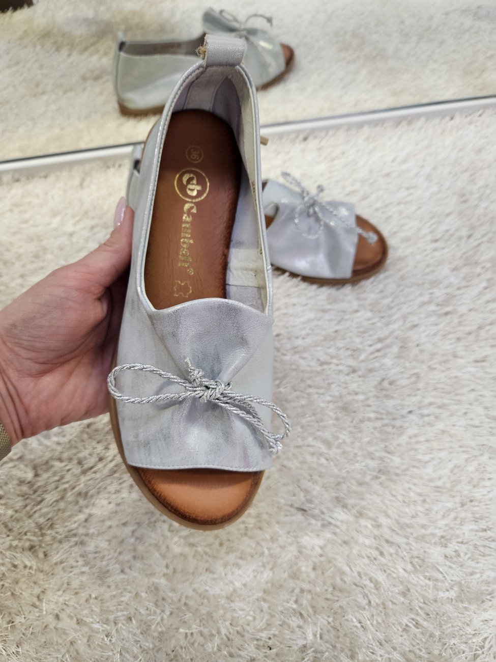 Srebrne sandały  damskie na płaskim obcasie ze skóry naturalnej