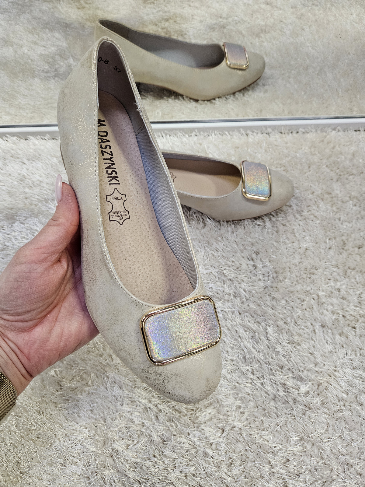 Eleganckie jasnobeżowe damskie czółenka półbuty na klocku Ada