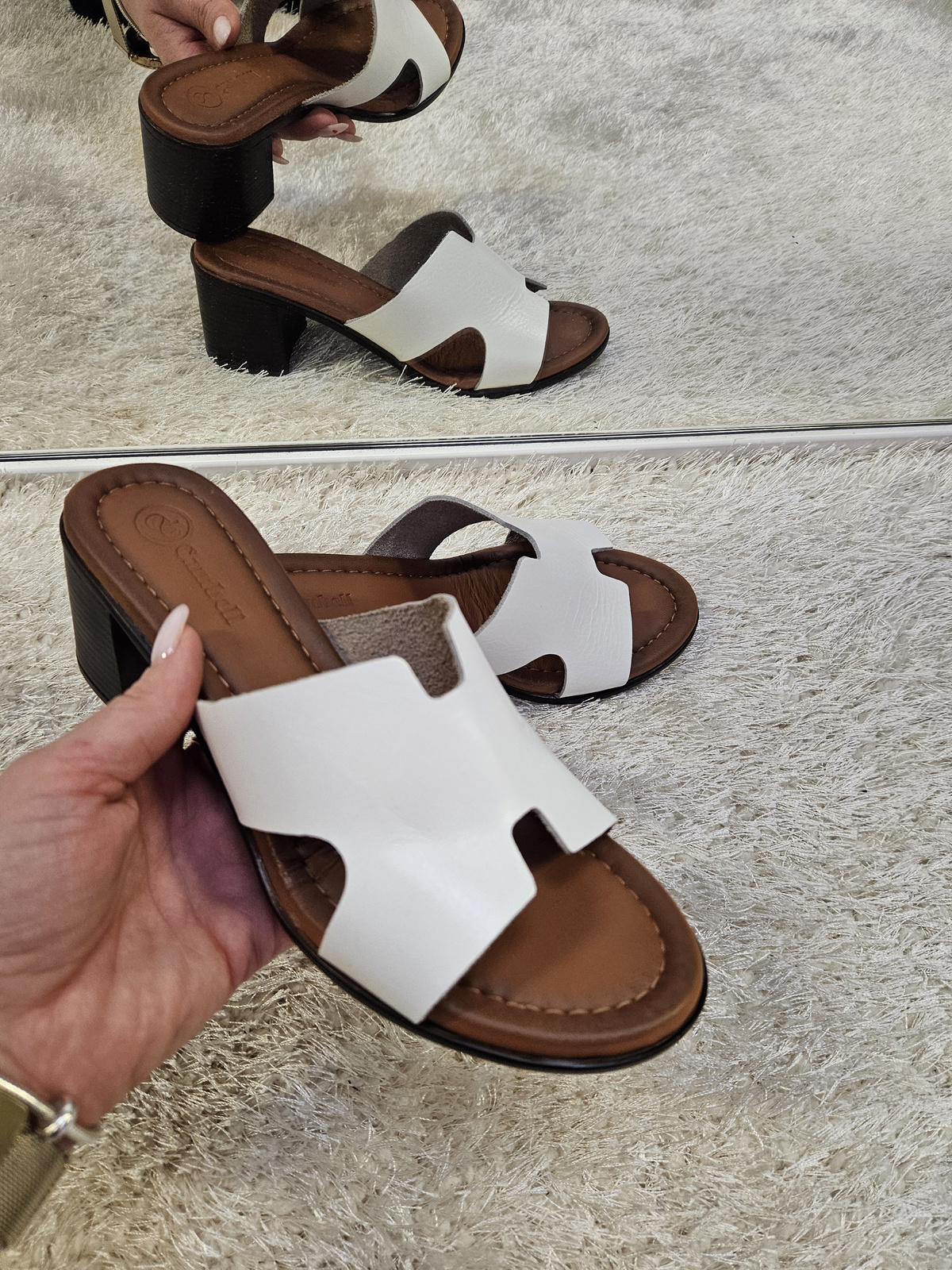 Klapki damskie na obcasie ze skóry naturalnej Olivia białe