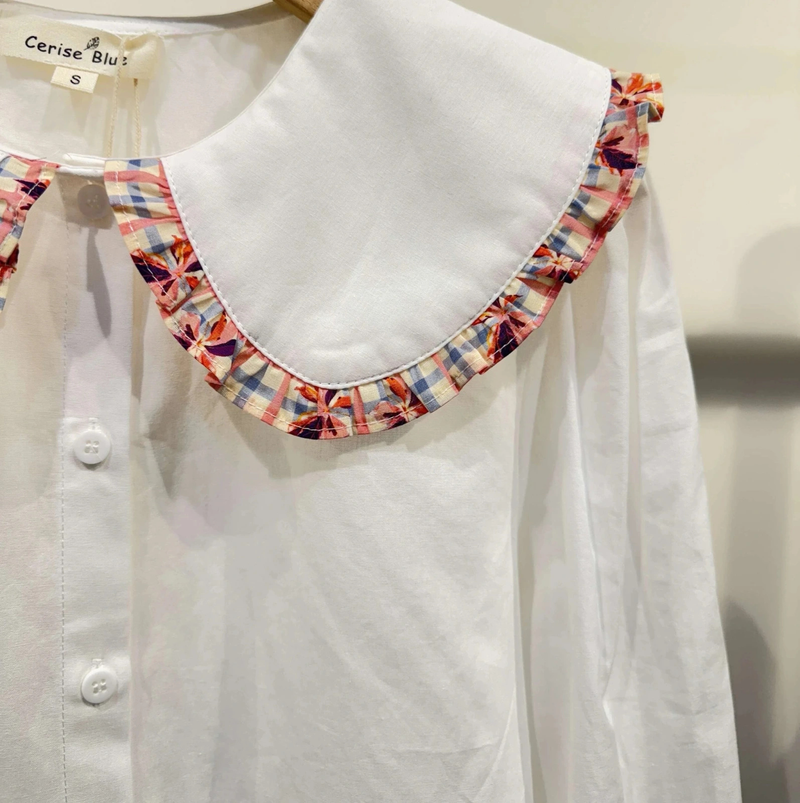 Biała koszula damska z szerokim kołnierzem kolorowa falbanka elegancka bluzka oversize