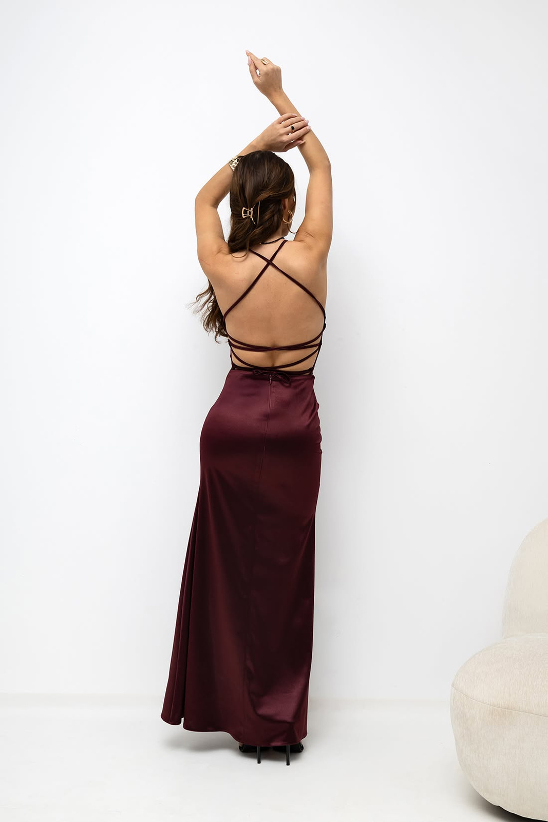 Elegancka dopasowama sukienka maxi Paula satynowa bordowa