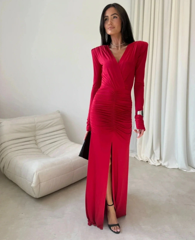 Czerwona sukienka maxi z rozcięciem i długim rękawem - elegancka, dopasowana