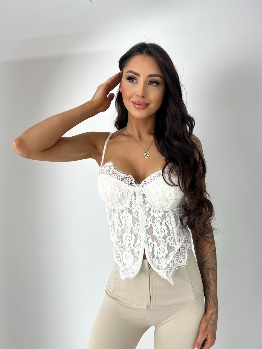 Top koronkowy ecru damski na ramiączkach koronka kwiatowy wzór crop top