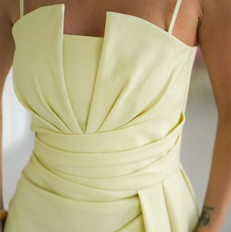 Sukienka Maxi Żółta Wieczorowa z Brokatem Rozcięcie Wesele Studniówka