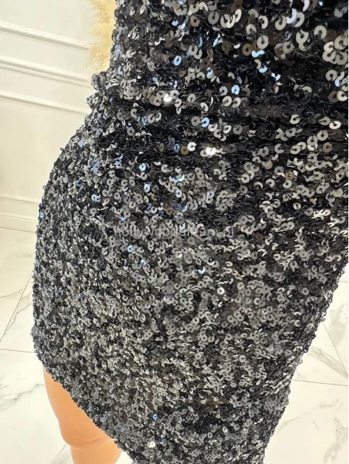 Czarna sukienka mini z cekinami i lejącą górą na grubych ramiączkach Nel