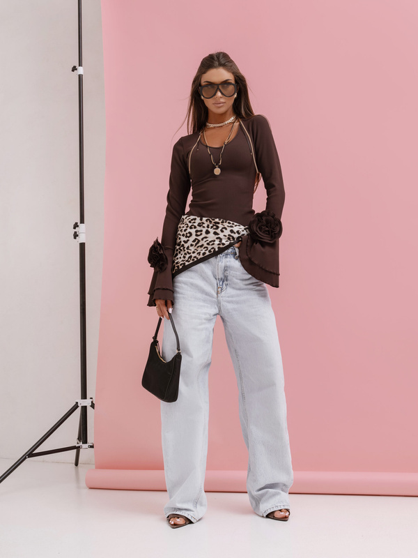 Elegancka Bluzka ROSEA z różami i długim rękawem czekoladowy