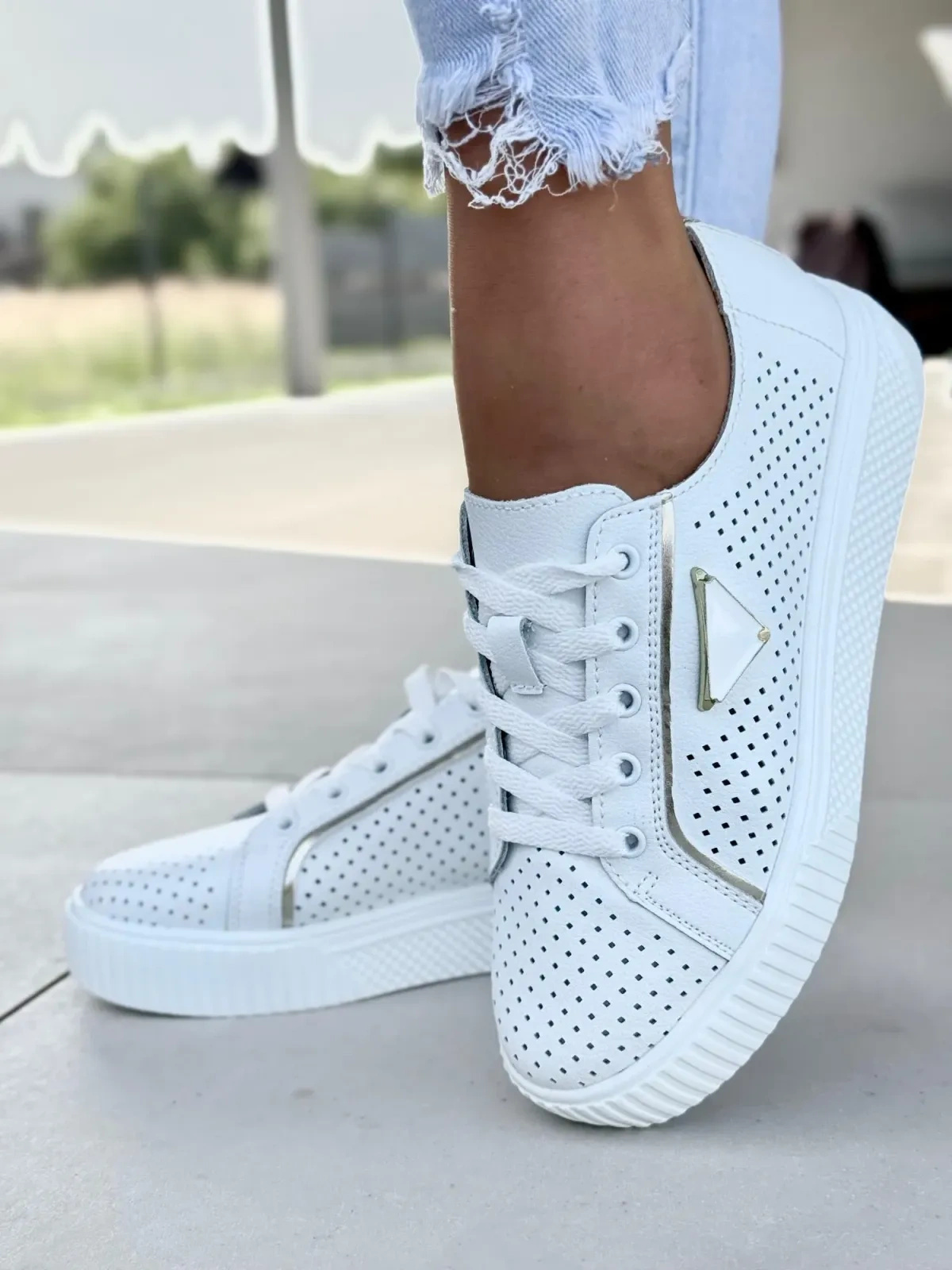 Białe ażurowe  skórzane półbuty damskie
