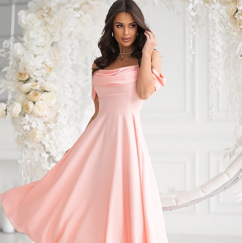 Różowa Sukienka Midi na Wesele z Opadającymi Ramionami Elegancka Rozkloszowana