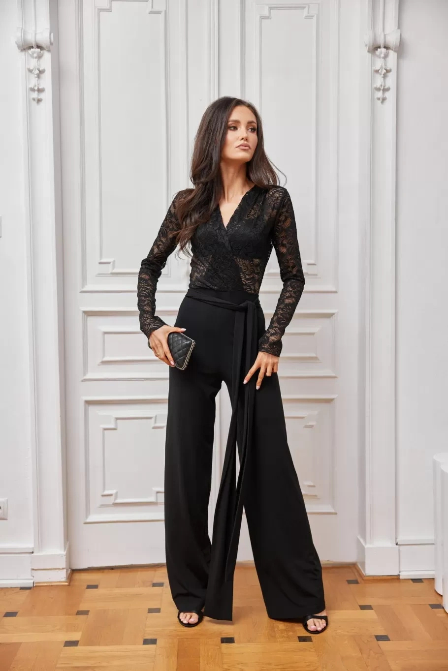 Elegancki KOMBINEZON  Z KORONKOWĄ GÓRĄ I WIĄZANY W TALII CZARNY