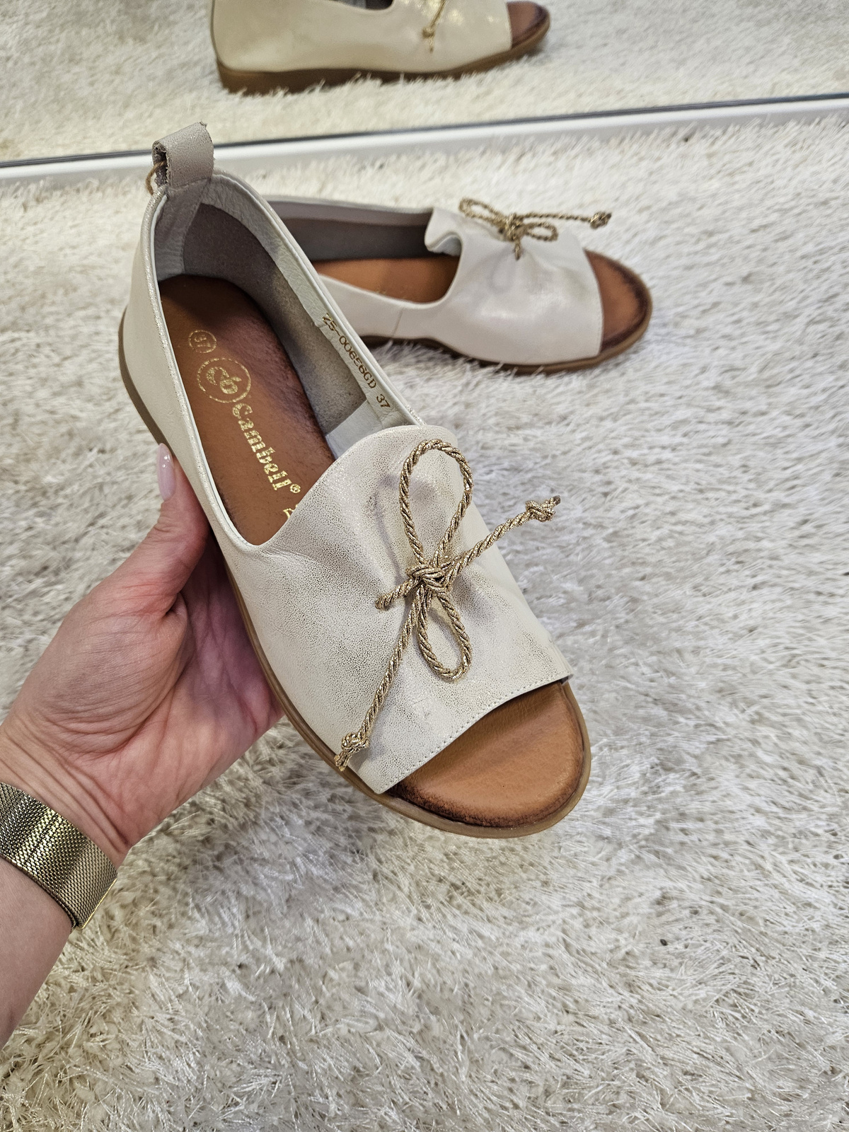 Złote sandały  damskie na płaskim obcasie ze skóry naturalnej