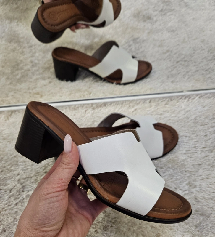 Klapki damskie na obcasie ze skóry naturalnej Olivia białe