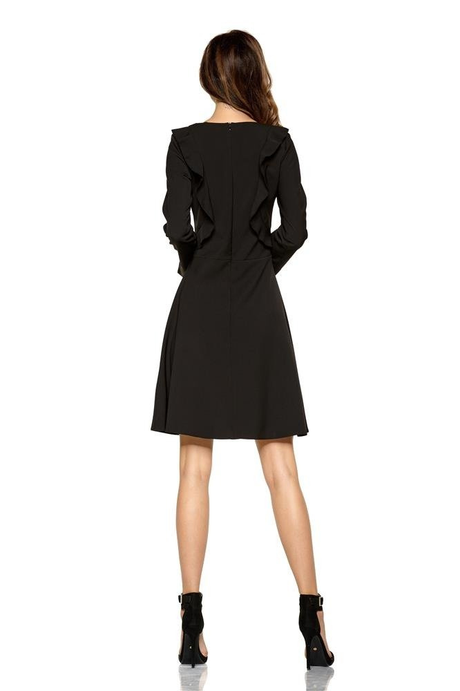 Monochromatyczna sukienka z pionowymi a'la falbanami w okolicach biustu i rozcinanymi mankietami