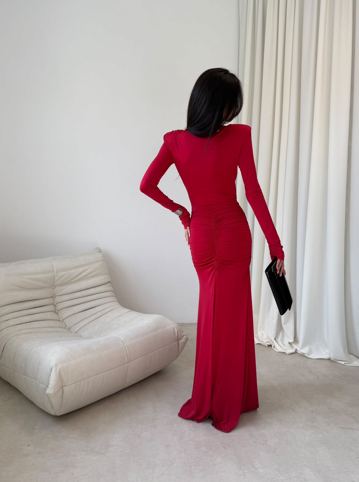 Czerwona sukienka maxi z rozcięciem i długim rękawem - elegancka, dopasowana