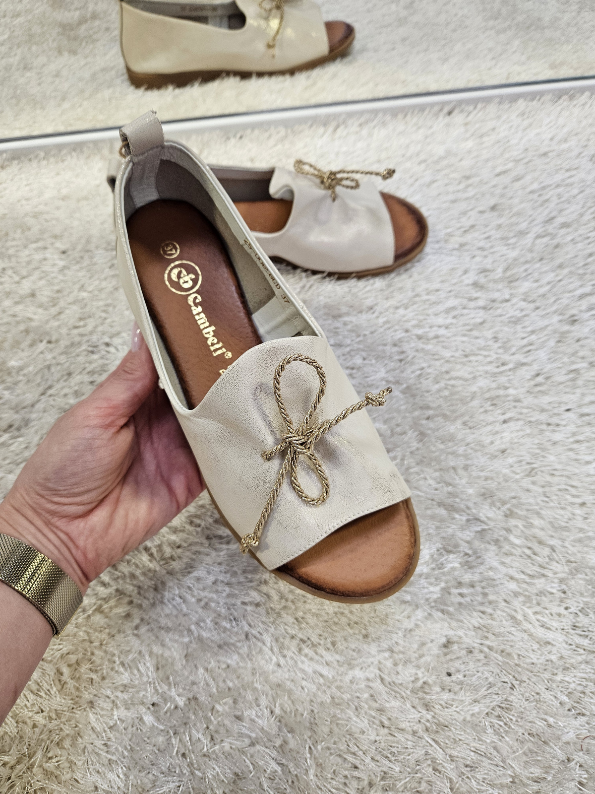 Złote sandały  damskie na płaskim obcasie ze skóry naturalnej