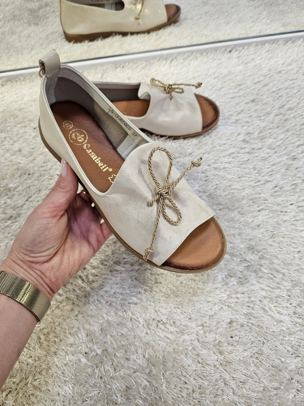 Złote sandały  damskie na płaskim obcasie ze skóry naturalnej