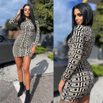 Sukienka Amanda mini w geometryczny print grecki z długim rękawem i elastycznym krojem