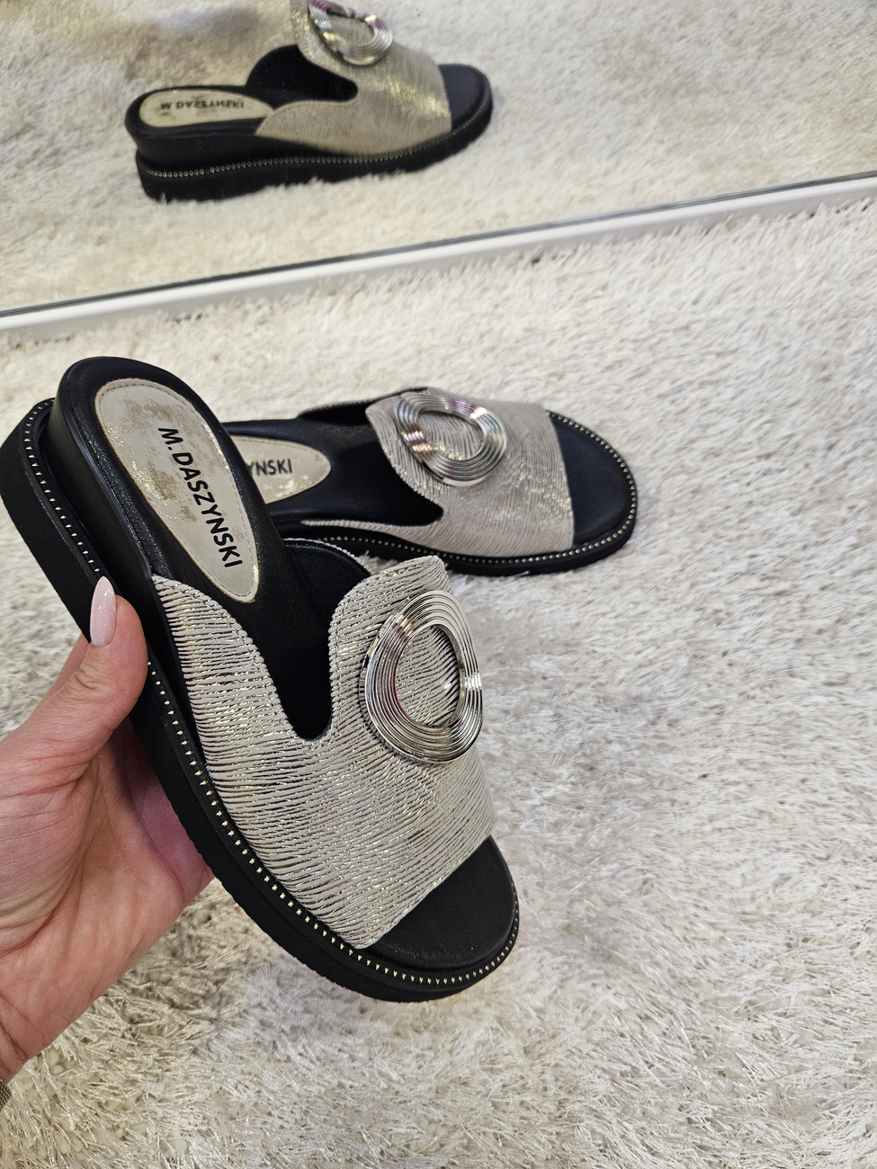 Stylowe srebrne klapki damskie na koturnie