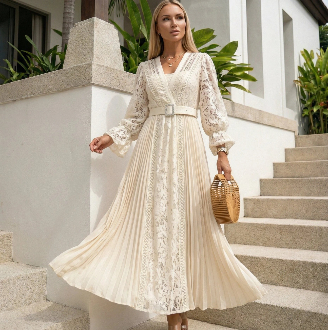 Sukienka Maxi Koronkowa Beżowa Plisowana Elegancka na Wesele Długa z Paskiem