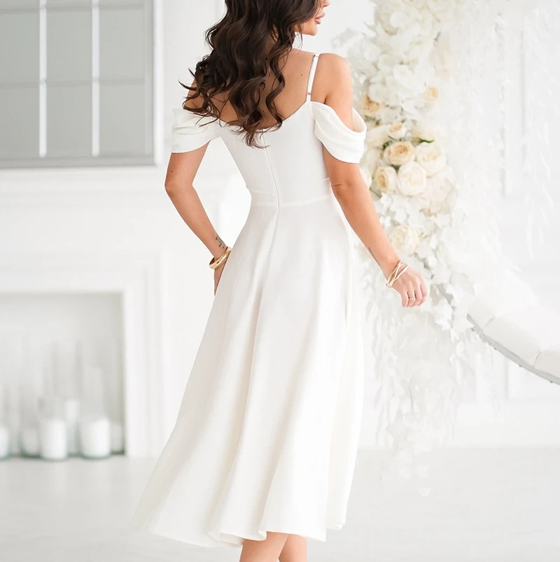 Biała Sukienka Midi na Wesele z Opadającymi Ramionami Rozkloszowana